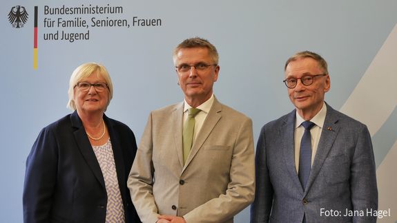 Anke Schwitzer und Hort Günther Klitzing von der dbb bundesseniorenvertretung gemeinsam mit Gastgeber Andreas Schulze.