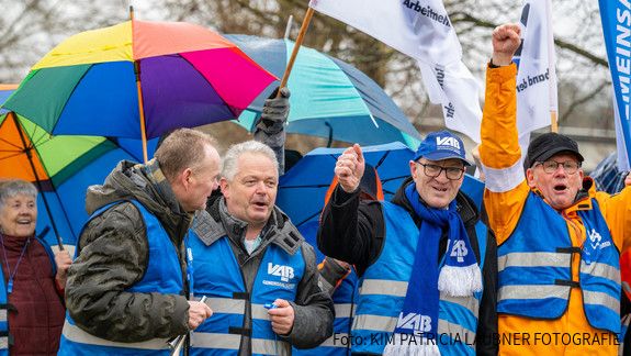 Das Foto zeigt die Demonstration von Mitgliedern des Verbandes der Arbeitnehmer der Bundeswehr (VAB), die am 26.2. die Robert-Schumann-Kaserne in Müllheim bei Freiburg bestreikt haben.