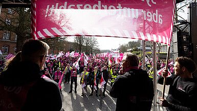 Die Beschäftigten schultern die Digitalisierung – Einkommensplus nötig