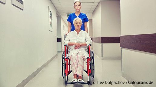 Krankenpflegerin mit Patientin