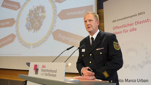 orstellung des 1. Preises für die Entwicklung einer 3D-Simulationssoftware durch einen Kollegen der Feuer- und Katastrophenschutzschule Rheinland Pfalz