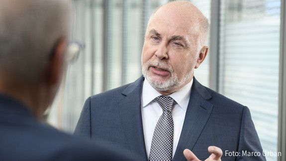 dbb Chef Ulrich Silberbach im Gespräch mit einer ihm gegenüber stehenden Person