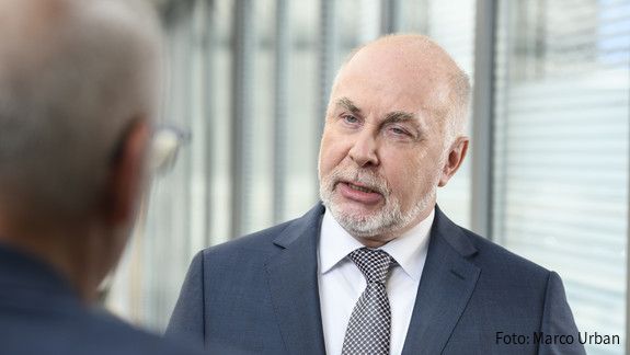 dbb Chef Ulrich Silberbach im Gespräch mit einer ihm gegenüber stehenden Person