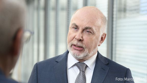 dbb Chef Ulrich Silberbach im Gespräch mit einer ihm gegenüber stehenden Person
