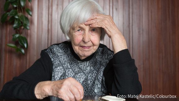 Die dbb bundessenioren weisen die jüngsten Vorschläge der Wirtschaftsweisen zur Reform des Rentensystems energisch zurück senior, pensioner, elderly, woman, wallet, poverty, retirement, old, empty, coins, background, money, miserable, broke, lonely, alone, poor, purse, aged, problem, concept, female, finance, financial, pension, adult, care, cash, donation, emotion, hand, leather, person, sad, sitting, table, debt, holding, age, bankrupt, business, buy, closeup, counting, bill, portrait, survival, caucasian, 90s, hopeless