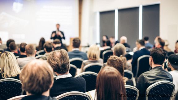 Symbolfoto zum Thema "VBLkongress": Zu sehen sind Menschen in einem Saal, die an einer Tagung teilnehmen.