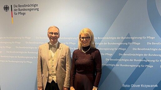 Die Pflegebevollmächtigte der Bundesregierung, Katrin Staffler, und der Vorsitzende der dbb bundesseniorenvertretung, Horst Günther Klitzing, stehen vor einer blauen Pressewand der Bevollmächtigten der Bundesregierung für Pflege. Beide sind der Kamera zugewandt. Im Hintergrund sind das Bundesadler-Logo sowie mehrfach der Schriftzug „Die Bevollmächtigte der Bundesregierung für Pflege“ zu sehen.