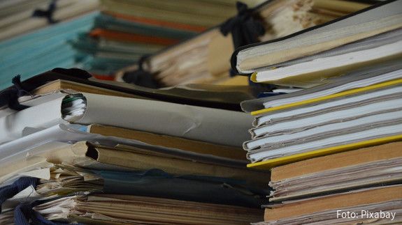 Bürokratie Zwei Stapel mit Akten