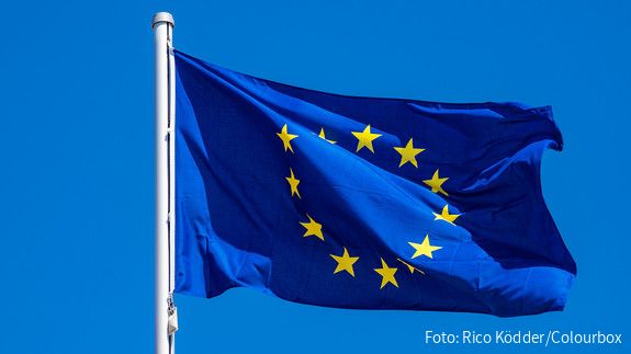 Foto zum Thema "Neues aus dem Herzen der EU": Zu sehen ist eine Europaflagge, die im Wind weht.