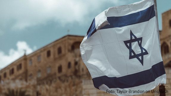 Israelische Fahne mit altem Gebäude im Hintergrund