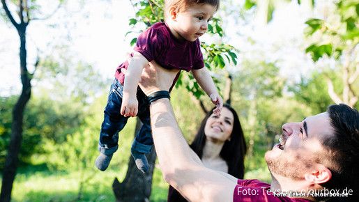 Familie mit Kleinkind (Symbolbild) Familie mit Kleinkind (Symbolbild)