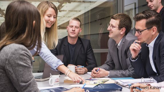 Menschen arbeiten an einem Tisch