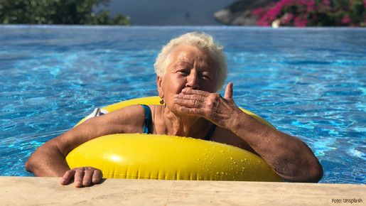 Foto zum Thema "Tipps für heiße Tage": Zu sehen ist eine Seniorin im See.