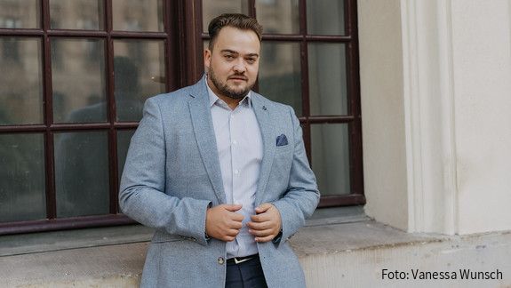 Matthäus Fandrejewski, Vorsitzender dbb jugend Matthäus Fandrejewski, Vorsitzender dbb jugend, steht vor einer Fensterfront eines Altbaugebäudes