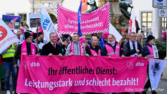 Einkommensrunde 2023 mit der TdL: Demo in Erfurt Einkommensrunde 2023 mit der TdL: Demo in Erfurt