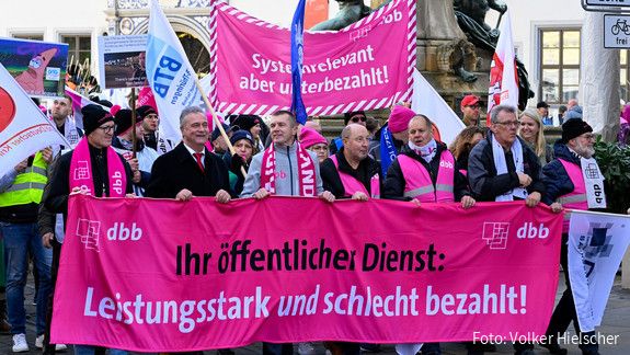 Einkommensrunde 2023 mit der TdL: Demo in Erfurt