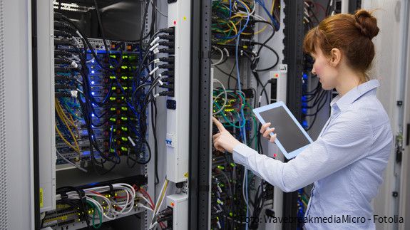 Frau im Serverraum