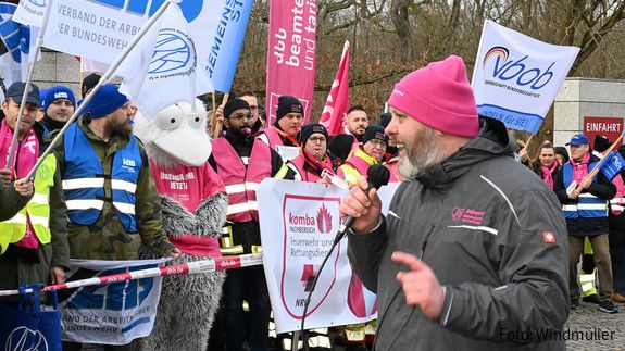Toni-Nickel-Rede-erste-verhandlungsrunde_Foto-Windmueller Das Foto zeigt Toni Nickel, stellvertretenden Vorsitzenden der dbb jugend, bei einer Streikrede vor der ersten Verhandlung im Rahmen der Einkommensrunde Bund und Kommunen 2025.
