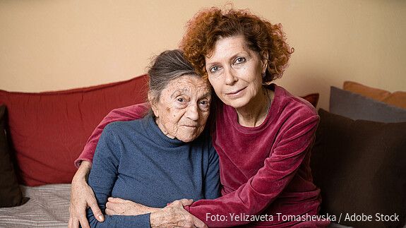 Frau umarmt ihre Mutter