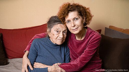 Frau umarmt ihre Mutter