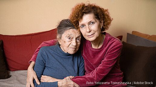 Frau umarmt ihre Mutter