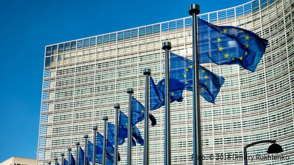EU-Flaggen vor dem Sitz der Europäische Kommission