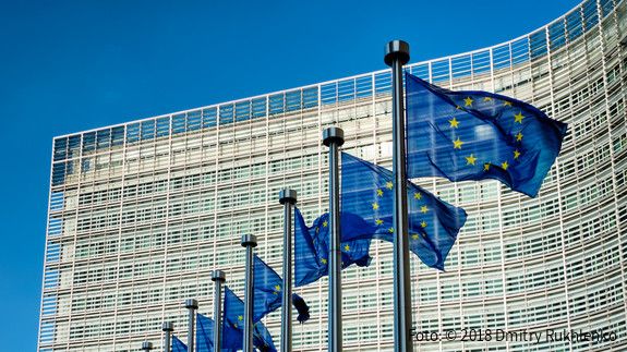 EU-Flaggen vor dem Sitz der Europäische Kommission EU-Flaggen vor dem Sitz der Europäische Kommission