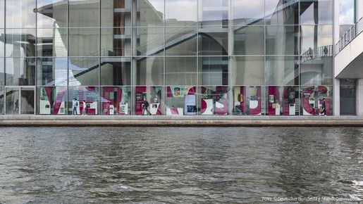 Ausstellung, Verfassung, Präsentation, Geschichte, Fassade, Glas, Spree, Spreeufer, Ufer, Fluss, Parlamentsgebäude, Spiegelung