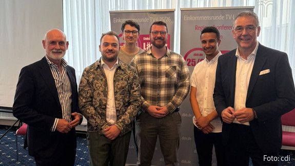 Fandrejewski betont Bedeutung der Einkommensrunde Zu sehen sind dbb-Chef Volker Geyer (links), Matthäus Fandrejewski (zweiter v. l.), dbb-Vize Andreas Hemsing (rechts) und Mitglieder der dbb jugend.