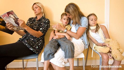 Mutter mit Kindern in Wartezimmer Mutter mit Kindern in Wartezimmer