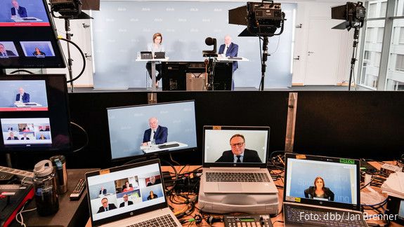 Digitales Panel beim dbb dialog "Bildung im digitalen Zeitalter – Herausforderungen meistern, Potenziale nutzen" Digitales Panel beim dbb dialog "Bildung im digitalen Zeitalter – Herausforderungen meistern, Potenziale nutzen"