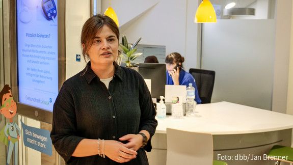 Cagla Kurtcu leitet die Gesundheitskioske in Hamburg und kümmert sich um die Patienten. Cagla Kurtcu