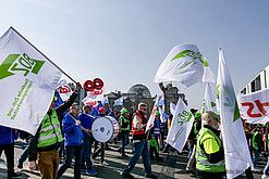 Faire Löhne statt leerer Versprechen – Protest in Berlin
