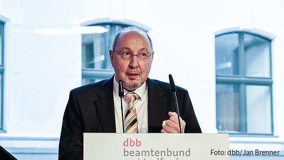 Ein Mann steht an einem Rednerpult und spricht in ein Mikrofon. Es handelt sich um Heini Schmitt, neuer dbb Fachvorstand Beamtenpolitik