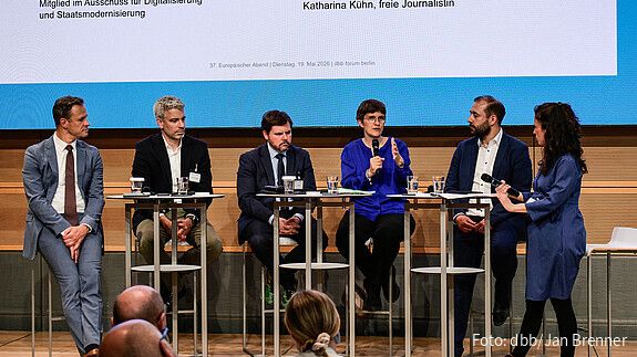 Europäischer Abend - Digitales Europa zwischen Abhängigkeit und Souveränität Das Foto zeigt das Panel des Abends (von links): Marco Breit, Dr. Alexander Schellong, Tyson Barker, Anna Lührmann, Johannes Schraps und Moderatorin Katharina Kühn.