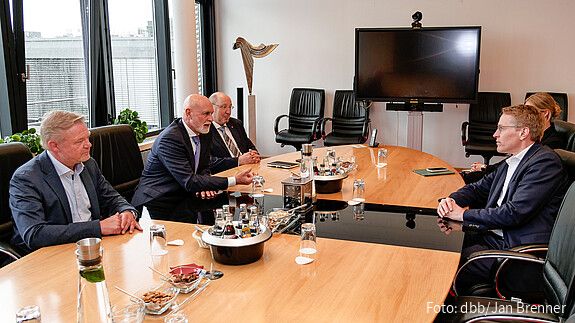 Geyer: Nicht nur die Kosten denken, sondern auch den Wert Das Foto zeigt Kai Tellkamp, Volker Geyer und Heini Schmitt im Gespräch mit Daniel Günther.