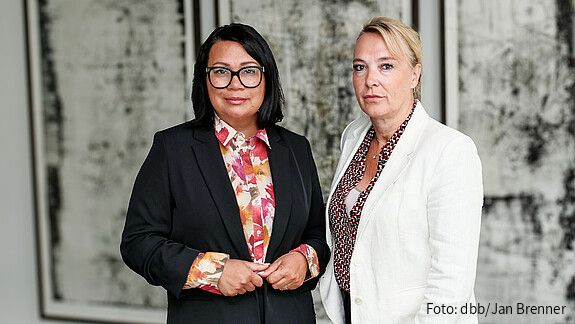 Partner zählt: Frau zahlt! Das Foto zeigt Milanie Kreutz und Sandra Schäfer.