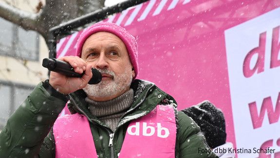 Volker Geyer fordert im Interview mit der Rheinpfalz höhere Einkommen und mehr Arbeitszeitsouveränität. Tarif, Volker Geyer, öffentlicher Dienst, Daseinsvorsorge, Mainz, Rheinland-Pfalz, Wettbewerb, Personal, Beschäftigte, Nachwuchsgewinnung, Fachkräfte, Einkommen, Lohn, Gehalt, Entgelt, Warnstreik, Demonstration, Fachkräftemangel, Personalmangel, Auszubildende, Azubis, Jugend, Ausbildung