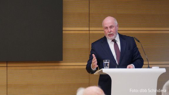 Ulrich Silberbach spricht auf der 50-Jahres-Feier des vhw