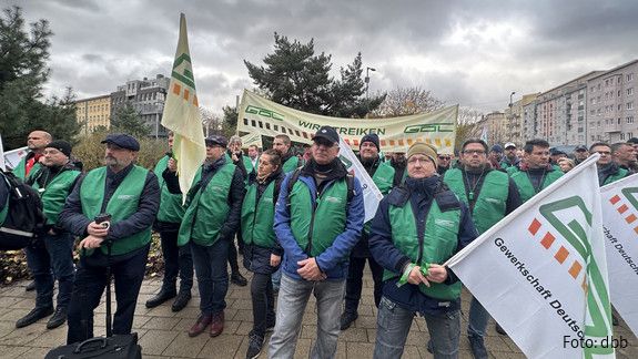 Die Fachgewerkschaften im dbb unterstützen sich solidarisch. 16.11.2023, Jahr > 2023, Ort > Europa > Deutschland > Berlin, Veranstaltung > Demonstration, Einkommensrunde 2023, Organisation > Gewerkschaft/Berufsverband > GDL