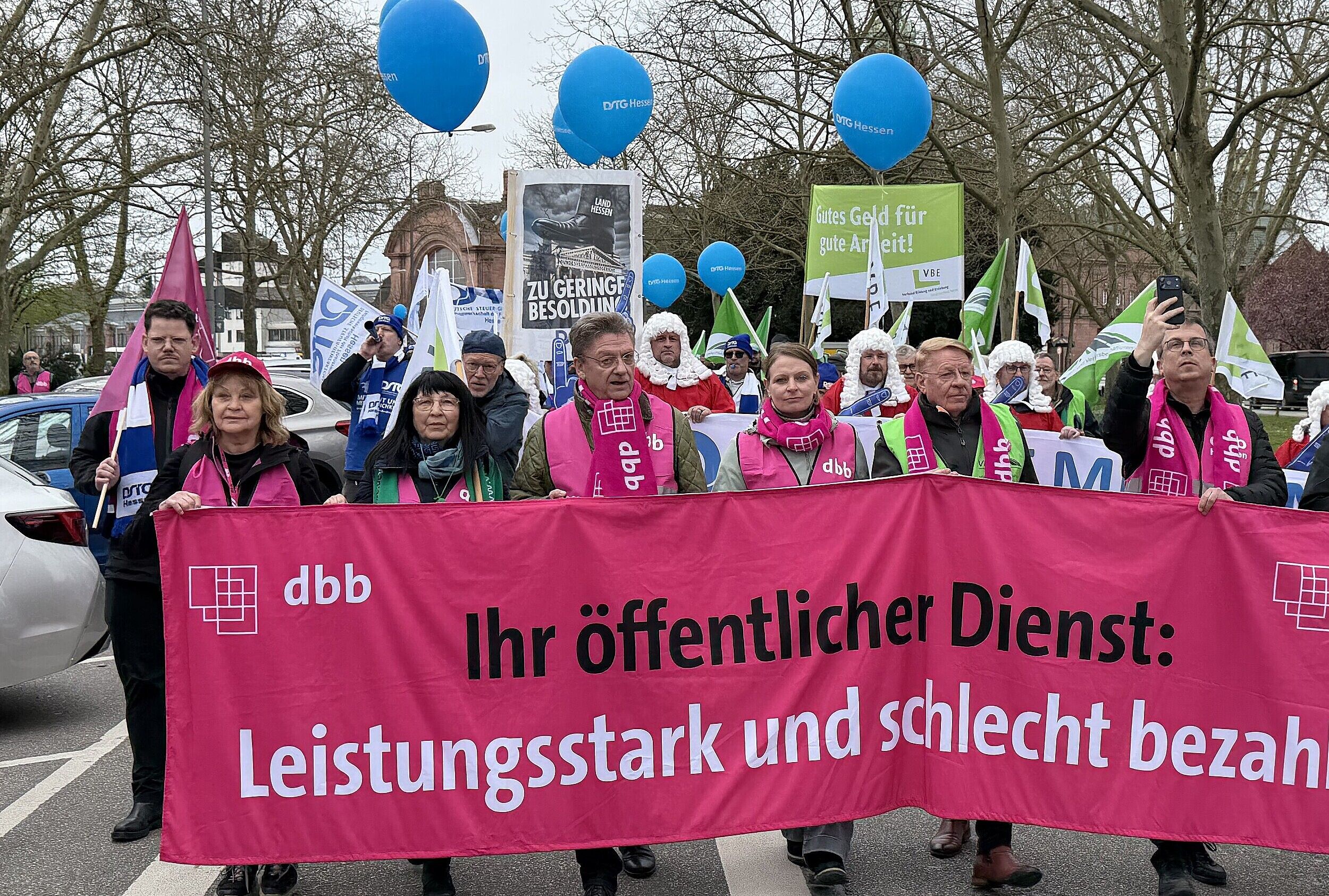 1.000 Beschäftigte demonstrieren in Wiesbaden