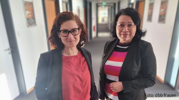 Ferda Ataman (links) und Milanie Kreutz