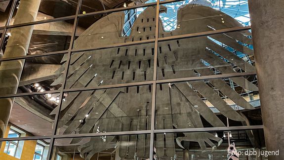 Seminar: "Politik heute" Der an Fenstern angebrachter Bundesadler im Sitzungssaal des Reichtags