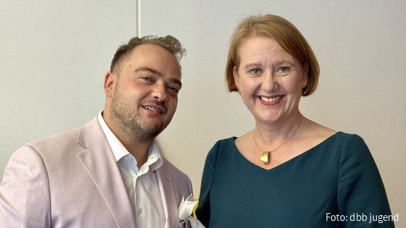 Das Foto zeigt Matthäus Fandrejewski, Vorsitzender der dbb jugend, und die Grünen-Politikerin Lisa Paus.