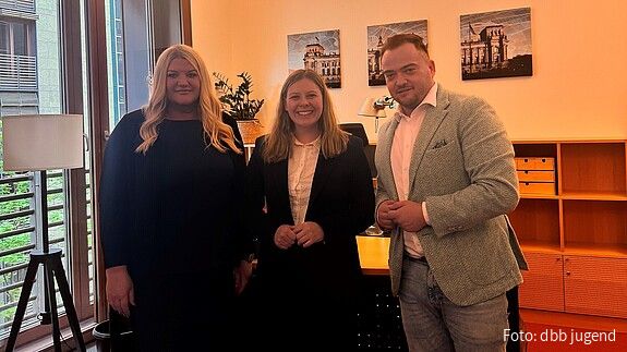 dbb jugend: Schluss mit dem Beamten-Bashing! Das Foto zeigt Daria Abramov, Daniela Rump und Matthäus Fandrejewski.