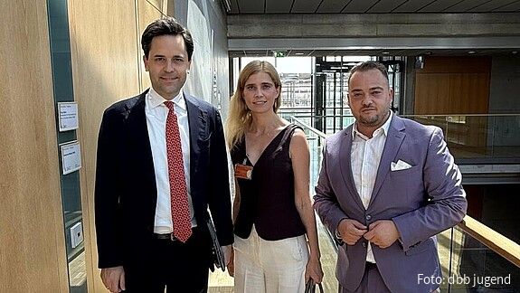 Das Foto zeigt  Johannes Winkel, Chef der Jungen Union, Matthäus Fandrejewski, Vorsitzender der dbb jugend, und dbb-Jugendreferentin Anna Muzyka.