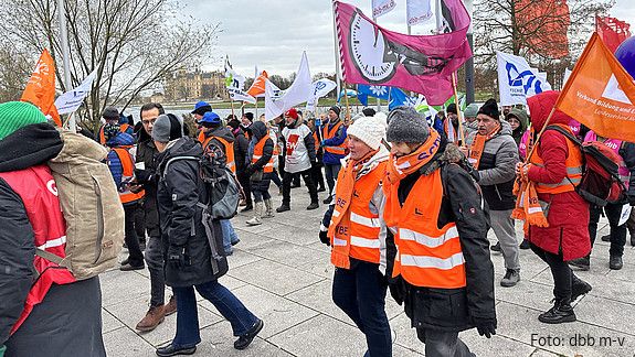 2 000 Menschen nutzten die Demonstration, um auf die Bedeutung des öffentlichen Dienstes für die Gesellschaft aufmerksam zu machen.
