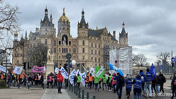 2 000 Menschen nutzten die Demonstration, um auf die Bedeutung des öffentlichen Dienstes für die Gesellschaft aufmerksam zu machen.