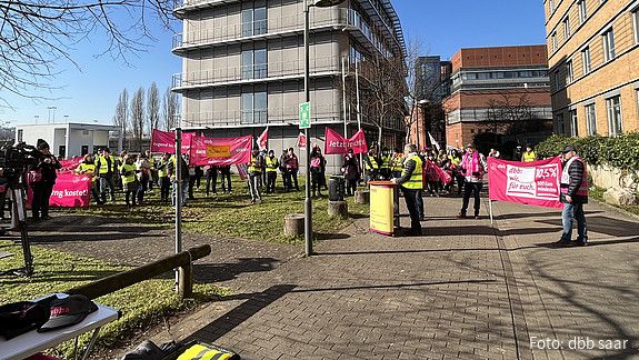 Einkommensrunde 2023 bei Bund und Kommunen: Protest in Saarbrücken