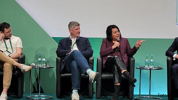 Digitaler Staat 2026: Beschäftigte sollen den Wandel mitgestalten können Das Foto zeigt Milanie Kreutz, stellvertretende Vorsitzende des dbb, während der Podiumsdiskussion.